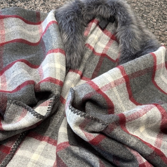 Steve Madden Gray Plaid Poncho with Faux Fur Collar NWOT one size fits most - Picture 12 of 12